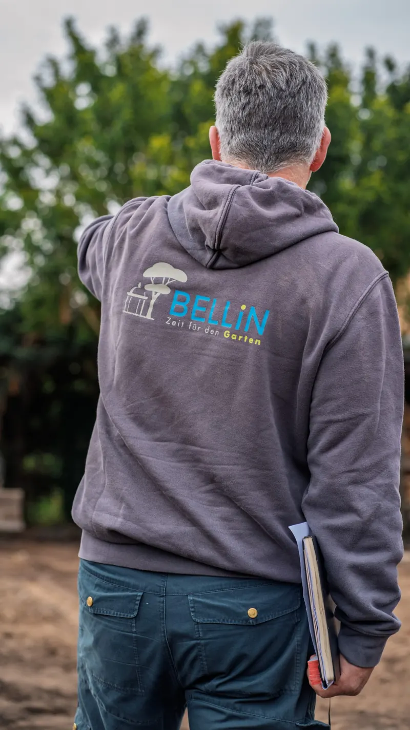 Bellin-Mitarbeiter im Firmen-Hoodie auf der Baustelle